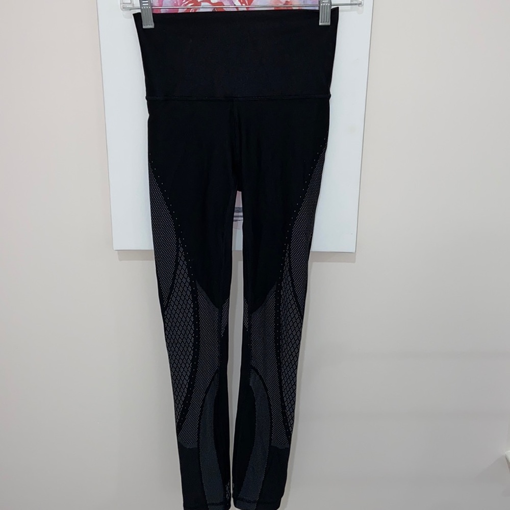 Lululemon women’s size 4 high waisted luxtreme tights. Never worn without tags